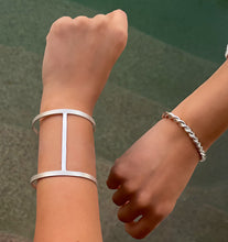 Load image into Gallery viewer, Twisted bangle