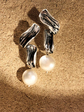 Load image into Gallery viewer, Oxidized Twist Earrings